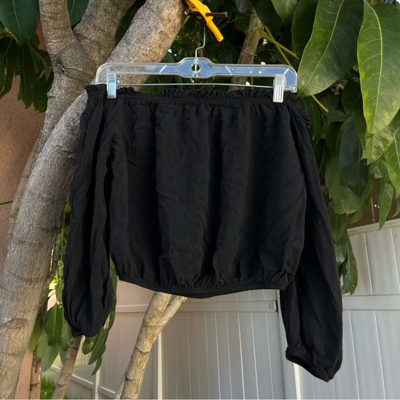 Brandy Melville Black Off the Shoulders Crop Top. - Picture 2 of 7
